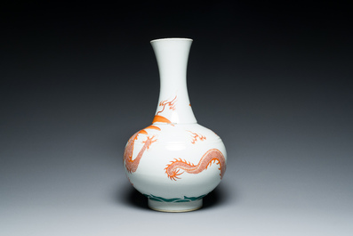 Vase de forme bouteille en porcelaine de Chine &agrave; d&eacute;cor d'un dragon en rouge de fer, 19&egrave;me