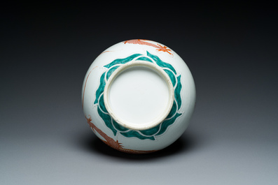 Vase de forme bouteille en porcelaine de Chine &agrave; d&eacute;cor d'un dragon en rouge de fer, 19&egrave;me