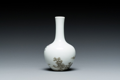 Vase de forme bouteille en porcelaine de Chine &agrave; d&eacute;cor d'un paysage en grisaille, marque de Qianlong, 20&egrave;me
