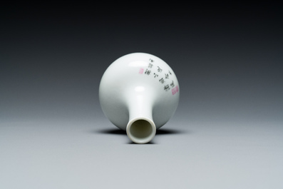 Vase de forme bouteille en porcelaine de Chine &agrave; d&eacute;cor d'un paysage en grisaille, marque de Qianlong, 20&egrave;me