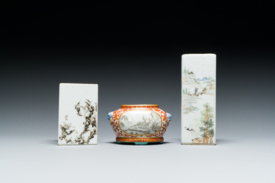 Deux pots &agrave; pinceaux et un pot &agrave; eau en porcelaine de Chine qianjiang cai et grisaille, signature de Cheng Men 程門 et marques de Qianlong, 20&egrave;me