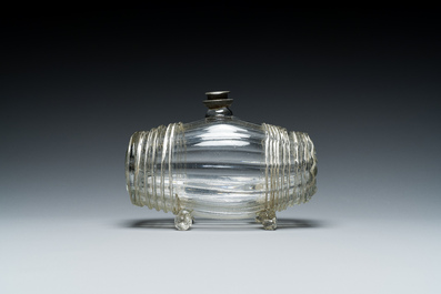 Bouteille en forme de tonnelet en verre &agrave; bouchon &agrave; vis en &eacute;tain, Allemagne, 17/18&egrave;me