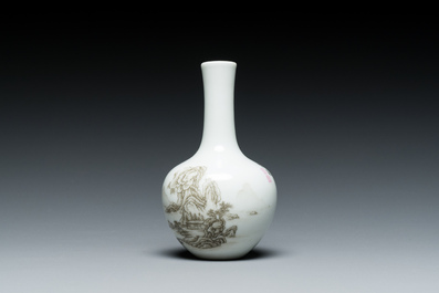 Vase de forme bouteille en porcelaine de Chine &agrave; d&eacute;cor d'un paysage en grisaille, marque de Qianlong, 20&egrave;me