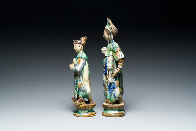Deux figures en gr&egrave;s porcelaineux polychrom&eacute;, probablement Shiwan, 19&egrave;me