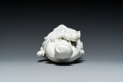 Guanyin &agrave; l'enfant en porcelaine blanc de Chine de Dehua, Kangxi/Qianlong