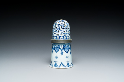 Een strooier in blauw-wit Frans aardewerk met tin gemonteerd, Rouen, 18e eeuw
