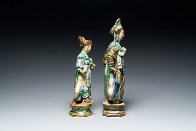Deux figures en gr&egrave;s porcelaineux polychrom&eacute;, probablement Shiwan, 19&egrave;me