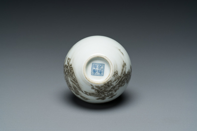 Vase de forme bouteille en porcelaine de Chine &agrave; d&eacute;cor d'un paysage en grisaille, marque de Qianlong, 20&egrave;me