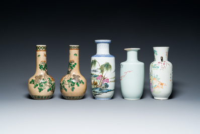 Cinq vases en porcelaine de Chine famille rose et verte, 19/20&egrave;me