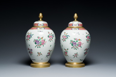 Paire de pots couverts en porcelaine de style famille rose aux montures en bronze dor&eacute;, Samson, Paris, 19&egrave;me