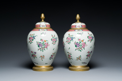 Paire de pots couverts en porcelaine de style famille rose aux montures en bronze dor&eacute;, Samson, Paris, 19&egrave;me