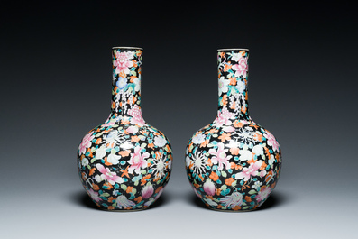Paire de vases de forme bouteille en porcelaine de Chine famille rose &agrave; d&eacute;cor millefleurs sur fond noire, marque de Qianlong, R&eacute;publique