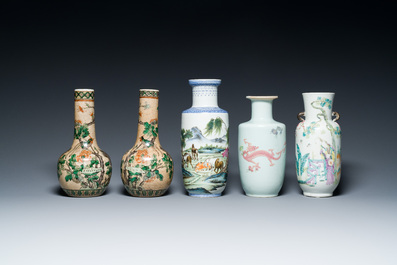 Cinq vases en porcelaine de Chine famille rose et verte, 19/20&egrave;me