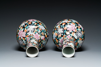 Paire de vases de forme bouteille en porcelaine de Chine famille rose &agrave; d&eacute;cor millefleurs sur fond noire, marque de Qianlong, R&eacute;publique
