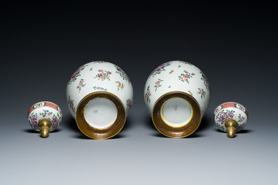 Paire de pots couverts en porcelaine de style famille rose aux montures en bronze dor&eacute;, Samson, Paris, 19&egrave;me