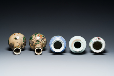 Cinq vases en porcelaine de Chine famille rose et verte, 19/20&egrave;me