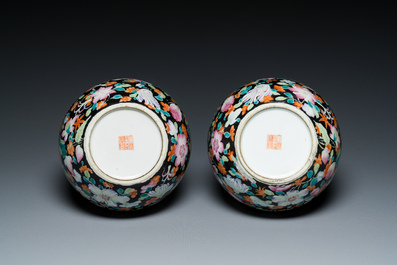 Paire de vases de forme bouteille en porcelaine de Chine famille rose &agrave; d&eacute;cor millefleurs sur fond noire, marque de Qianlong, R&eacute;publique