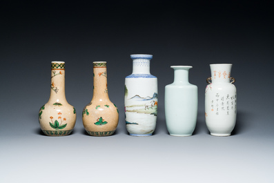 Cinq vases en porcelaine de Chine famille rose et verte, 19/20&egrave;me