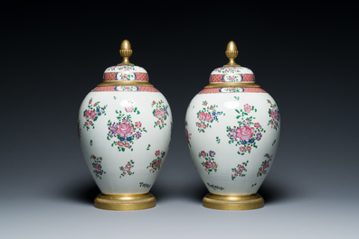 Paire de pots couverts en porcelaine de style famille rose aux montures en bronze dor&eacute;, Samson, Paris, 19&egrave;me