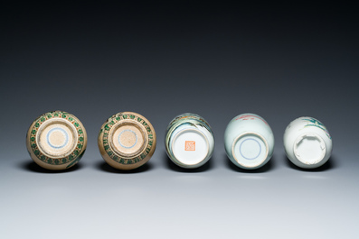Cinq vases en porcelaine de Chine famille rose et verte, 19/20&egrave;me