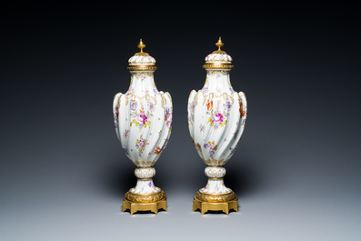 Paire de vases en porcelaine polychrome de Meissen aux montures en bronze dor&eacute;, Allemagne, 19&egrave;me