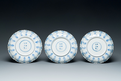 Drie Japanse blauw-witte 'Joosje te paard' borden in Chinese Kangxi-stijl, Edo, 18e eeuw