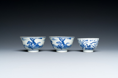 Elf stukken Chinees blauw-wit porselein, Ming tot 19e eeuw