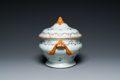 Terrine couverte sur son support en porcelaine de Chine famille rose, Qianlong