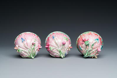 Trois tasses et soucoupes en porcelaine de Chine famille rose en forme de lotus, Yongzheng