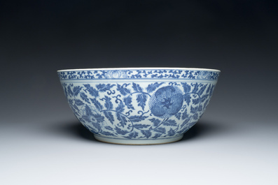 Een grote Chinese blauw-witte kom met lotusslingers en drie diverse famille rose borden, 19/20e eeuw