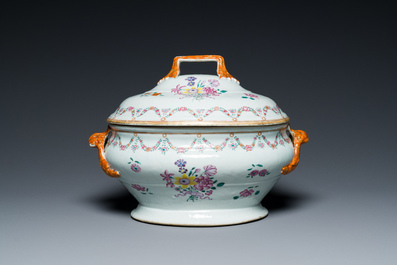Terrine couverte sur son support en porcelaine de Chine famille rose, Qianlong
