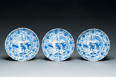 Drie Japanse blauw-witte 'Joosje te paard' borden in Chinese Kangxi-stijl, Edo, 18e eeuw