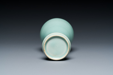 Een Chinese monochrome celadon-geglazuurde 'meiping' vaas, 19/20e eeuw