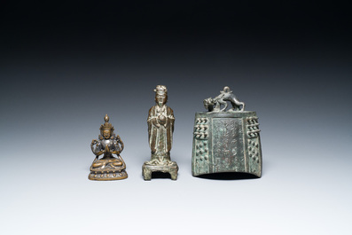 Een Chinese bronzen bel en twee sculpturen, Ming en later