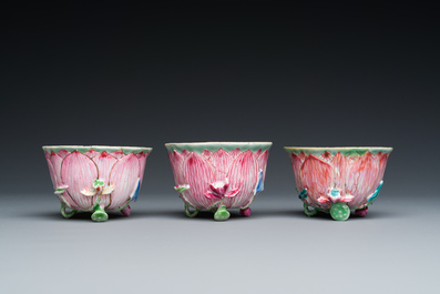 Trois tasses et soucoupes en porcelaine de Chine famille rose en forme de lotus, Yongzheng