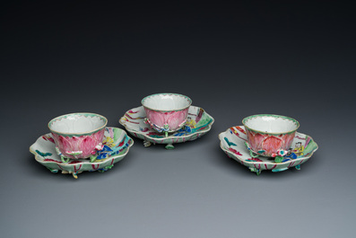 Trois tasses et soucoupes en porcelaine de Chine famille rose en forme de lotus, Yongzheng
