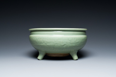 Br&ucirc;le-parfum tripode en porcelaine de Chine c&eacute;ladon de Longquan &agrave; d&eacute;cor incis&eacute;, Ming