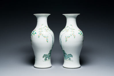 Paire de vases en porcelaine de Chine famille rose &agrave; d&eacute;cor de gar&ccedil;ons jouant, marque de Qianlong, R&eacute;publique