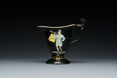 Rare aigui&egrave;re en porcelaine de Chine &agrave; d&eacute;cor de musiciens ottomans sur fond noir, Qianlong