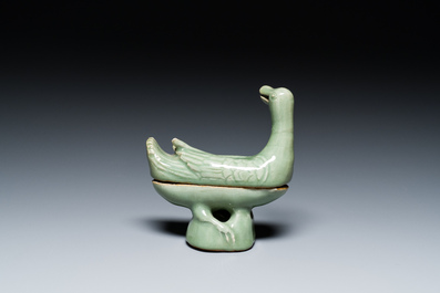 Br&ucirc;le-parfum en forme de canard en porcelaine de Chine c&eacute;ladon de Longquan, Ming