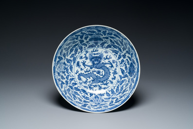 Een grote Chinese blauw-witte kom met lotusslingers en drie diverse famille rose borden, 19/20e eeuw