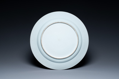 Grand plat en porcelaine de Chine en bleu et blanc &agrave; d&eacute;cor d'un panier de fleurs, Qianlong