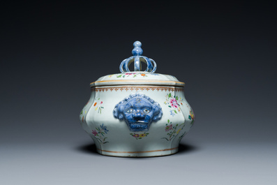 Een Chinese famille rose dekselterrine op onderschotel, Qianlong