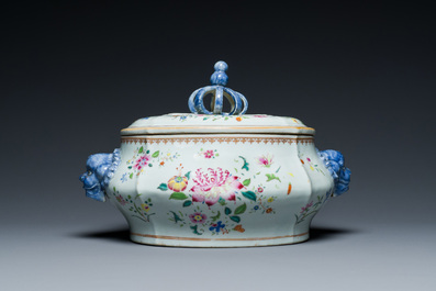 Een Chinese famille rose dekselterrine op onderschotel, Qianlong