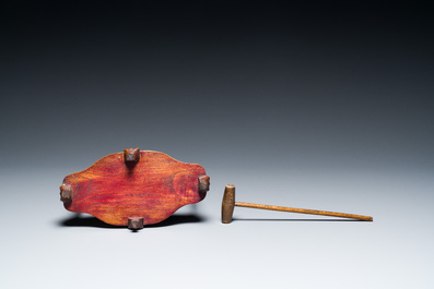 Een Chinese bronzen bel en twee sculpturen, Ming en later
