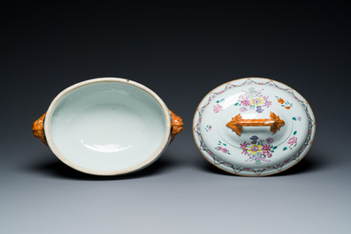 Terrine couverte sur son support en porcelaine de Chine famille rose, Qianlong