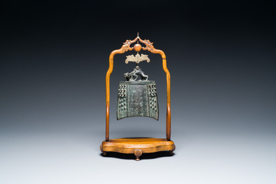 Een Chinese bronzen bel en twee sculpturen, Ming en later