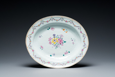 Terrine couverte sur son support en porcelaine de Chine famille rose, Qianlong