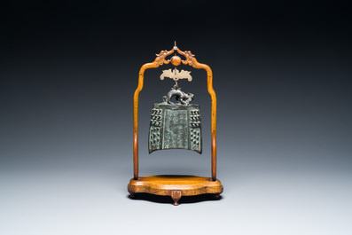 Een Chinese bronzen bel en twee sculpturen, Ming en later