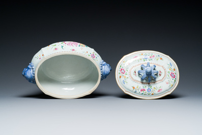Een Chinese famille rose dekselterrine op onderschotel, Qianlong